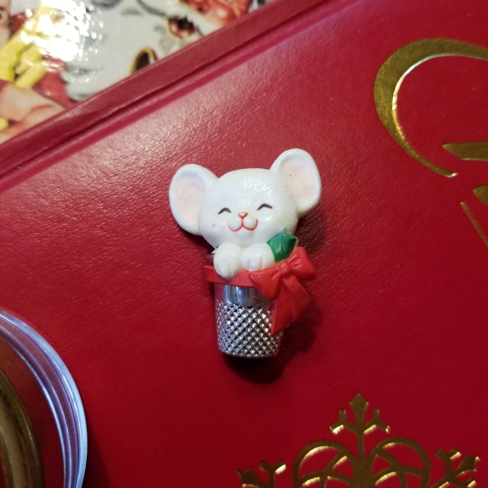 1983 Hallmark Mouse in Thimble Brooch